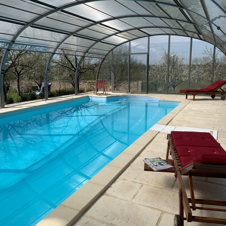 piscine du manoir chambre d'hôtes dans le verger